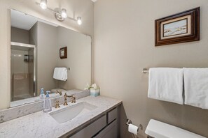 Duschwanne, Haartrockner, Handtücher, Seife