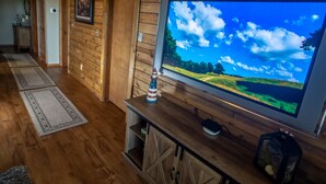 En inredning med träpaneler och en tv-skärm som visar ett landskap.