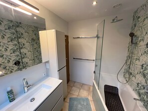 Duschwanne, Haartrockner, Handtücher, Toilettenpapier