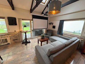 Een televisie, een dvd-speler, boeken en een stereo