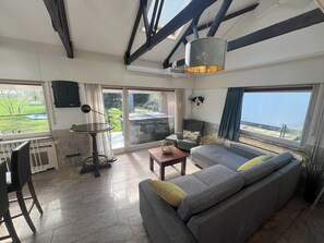 Fernseher, DVD-Player, BĂŒcher, Stereoanlage