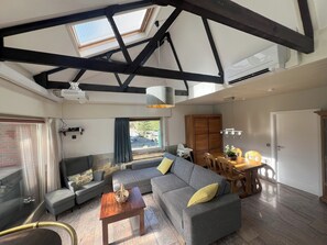 Een televisie, een dvd-speler, boeken en een stereo