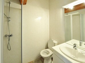 Shower, hair dryer, toilet paper