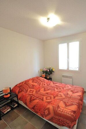 3 bedrooms, iron/ironing board, travel cot, free WiFi