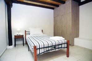 4 bedrooms, iron/ironing board, WiFi, bed sheets