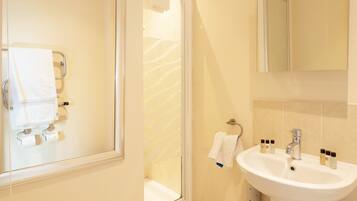 Superior Single Room | Bathroom | Shower, towels