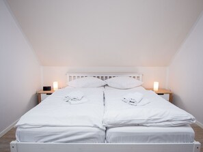 3 bedrooms, desk, WiFi