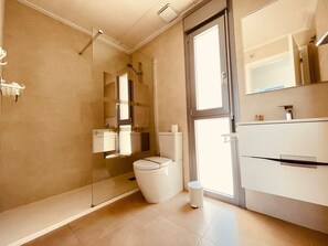 Dusche, Haartrockner, Handtücher