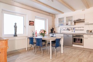 Køleskab, mikrobølgeovn, ovn, kogeplade