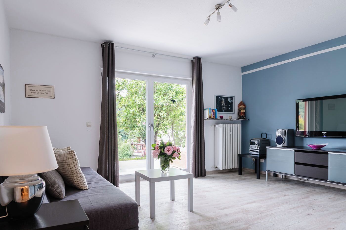 Fernseher, Bücher, Stereoanlage