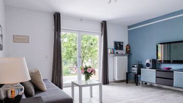 Fernseher, Bücher, Stereoanlage