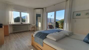 3 bedrooms, travel crib, free WiFi, bed sheets