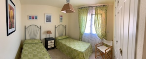 4 bedrooms, WiFi, bed sheets - Frontline beach villa in Manilva Beach (La Chullera)