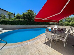 Outdoor pool, a heated pool - Large House only 100m to the beach, shopping and going out local centre Kemer (Kemer)