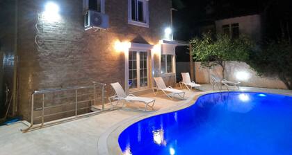 1 building with 2 semi-detached house, 4-18 persons, beside the sea 100m