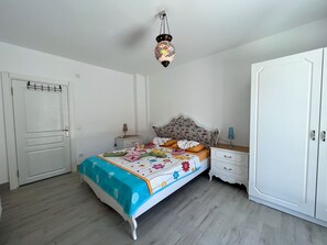 8 bedrooms, in-room safe, desk, free WiFi - Large House only 100m to the beach, shopping and going out local centre Kemer (Kemer)