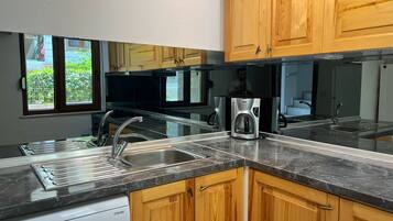 Kylskåp, ugn, spishäll och diskmaskin