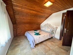 8 bedrooms, in-room safe, desk, free WiFi