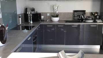 Réfrigérateur, micro-ondes, four, plaque de cuisson