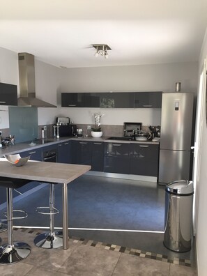 Fridge, microwave, oven, stovetop - Nice Charming Villa (Mazan)