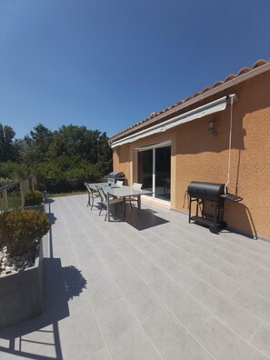 Outdoor dining - Nice Charming Villa (Mazan)