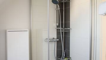 Douche, sĂšche-cheveux, papier toilette