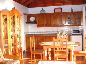 Casa familiar, 2 habitaciones, Terraza, vista al mar | Cocina privada | Refrigerador con congelador, microondas y parrilla de estufa 
