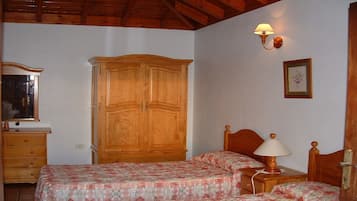 Familienhaus, 2 Schlafzimmer, Terrasse, Meerblick | 1 Schlafzimmer, hochwertige Bettwaren, individuell dekoriert