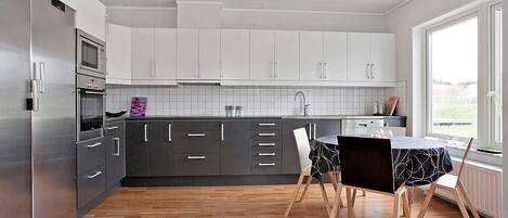 Microwave, oven, dishwasher, coffee/tea maker