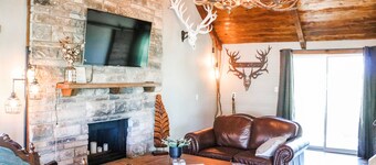 Red Deer Lodge HiBanks Ranch 12 minutes from Magnolia Silos