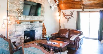 Red Deer Lodge HiBanks Ranch 12 minutes from Magnolia Silos
