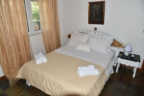 2 habitaciones, escritorio, tabla de planchar con plancha y wifi gratis