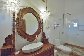 Dusche, kostenlose Toilettenartikel, Haartrockner, Handtücher