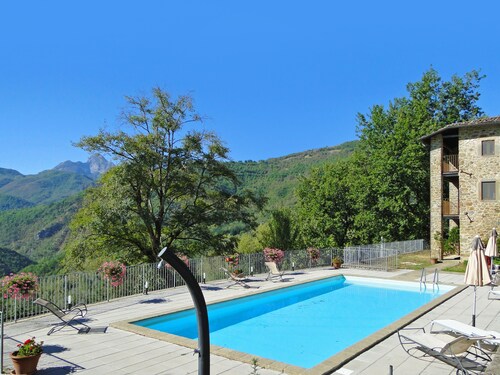 Rustikales Bauernhaus, privater Pool 5 Schlafzimmer, zu Fuß zum Restaurant, Blick auf die Berge!