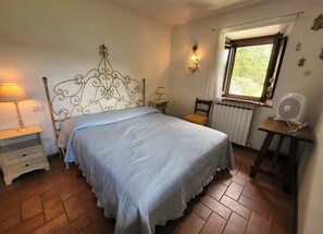 5 quartos, ferros/tábuas de passar roupa, acesso à internet