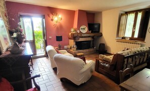 TV, fireplace, DVD player - Rustic farmhouse , private pool 5 bedrooms, walk to restaurant, mountain views! (Lucca)