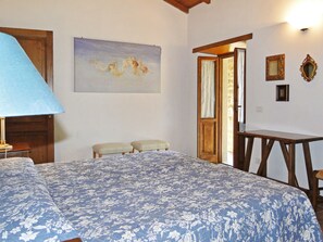 5 bedrooms, iron/ironing board, internet, bed sheets - Rustic farmhouse , private pool 5 bedrooms, walk to restaurant, mountain views! (Lucca)