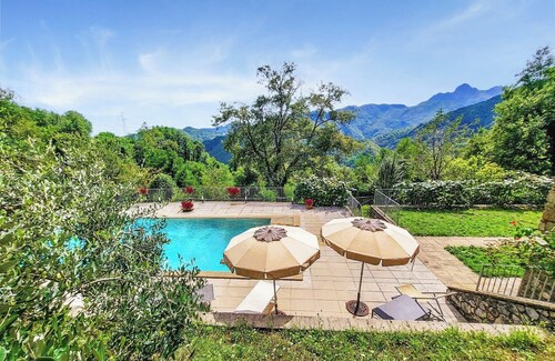 Rustic farmhouse , private pool 5 bedrooms, walk to restaurant, mountain views!