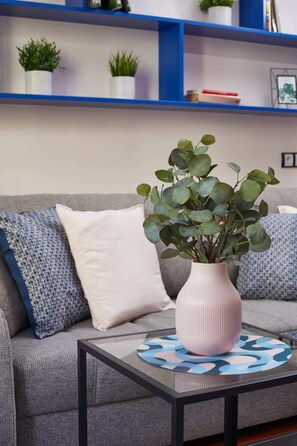 Apartemen Comfort, pemandangan kota | Ruang keluarga | TV layar datar