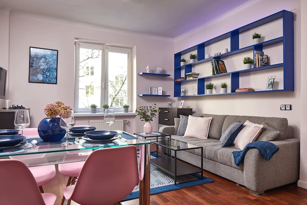 Appartement Confort, vue sur la ville | Salle de séjour | Téléviseur à écran plat
