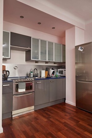 Apartemen Comfort, pemandangan kota | Dapur pribadi | Lemari es, microwave, kompor, dan mesin espresso