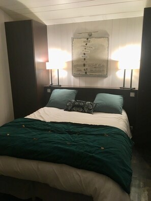 4 bedrooms, iron/ironing board, travel cot, WiFi