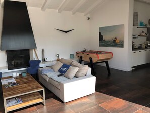 Smart TV, fireplace, DVD player, table football