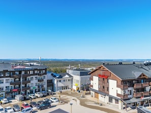 Un hôtel-résidence avec accès direct aux pistes de ski, composé de plusieurs bâtiments, doté d’un parking et offrant une vue sur un paysage boisé.
