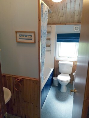 Badkar/dusch, hårtork, handdukar och tvål