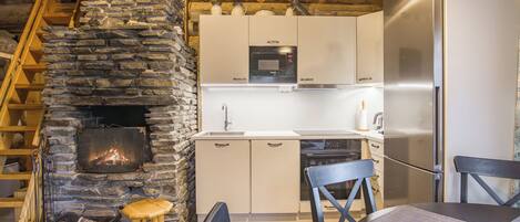 Een koelkast, een magnetron, een vaatwasser, kookgerei, borden en bestek