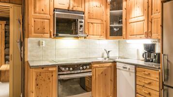 Refrigerador, microondas, lavavajillas, utensilios de cocina