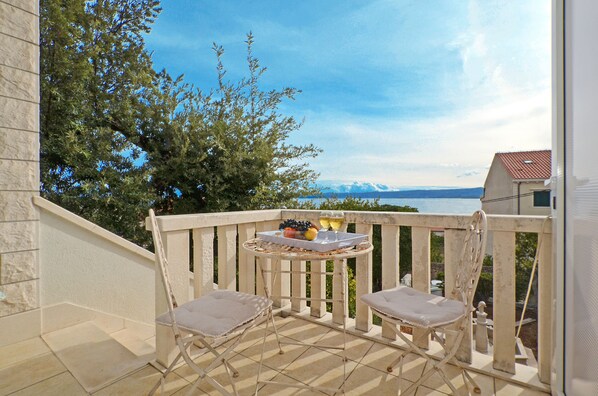 Outdoor dining - Apartment A1 Lavender DeLuxe with 60m² and picturesque sea view (Bol)