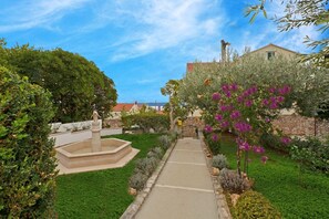 Property grounds - Apartment A1 Lavender DeLuxe with 60m² and picturesque sea view (Bol)