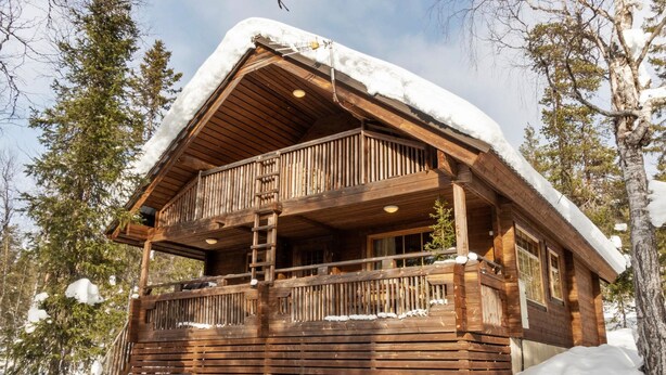 A wooden cabin with a balcony, surrounded by snow and trees. - Mervinrinne by Interhome (Sodankylä)